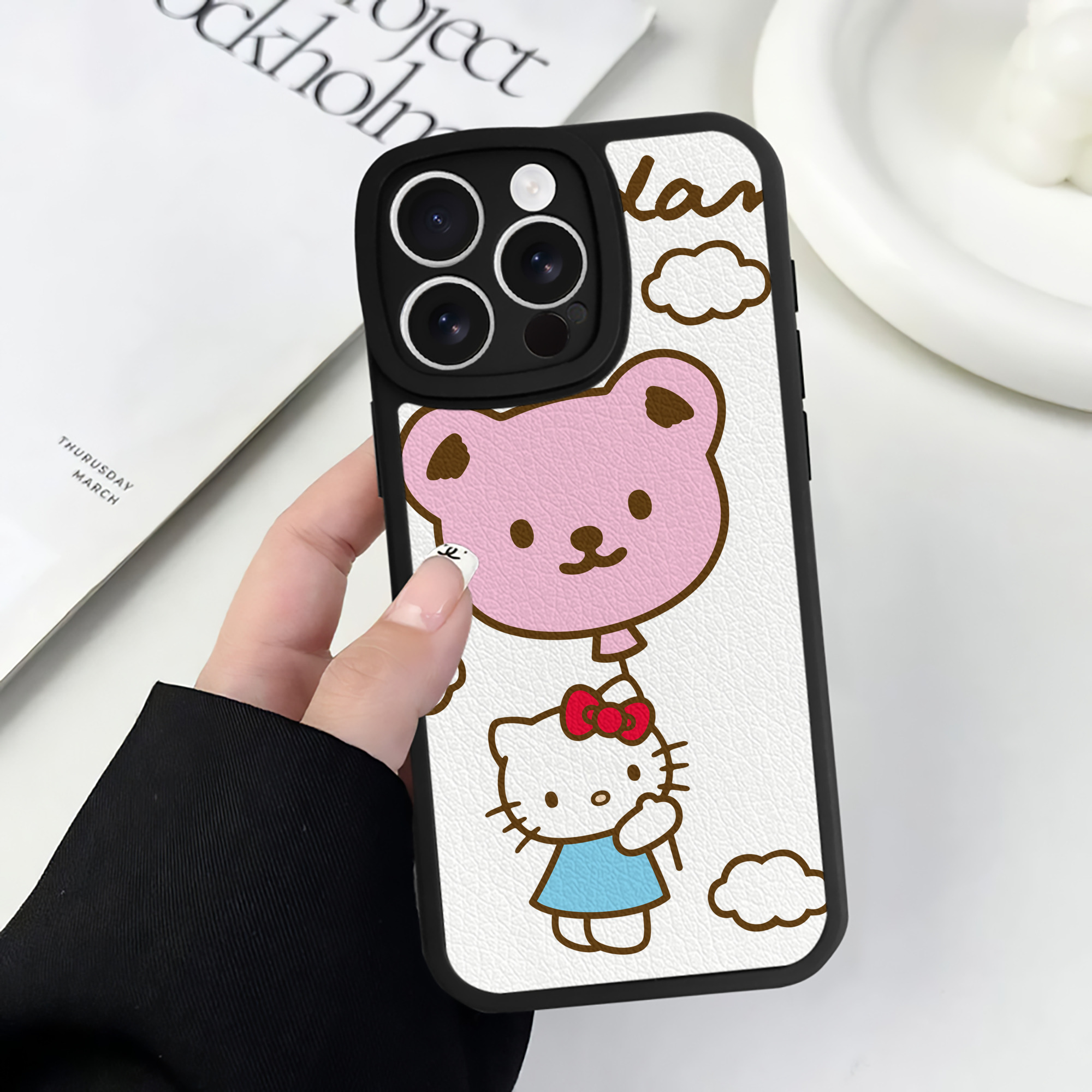 （画像用） Hello Kitty ハローキティ 【iPhone 16シリーズ対応】シリコンスマホケース（レザー調） 材質：シリコン